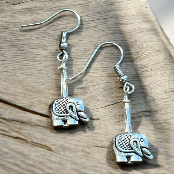 Silver Tone Elephant Earrings and Pendant Set *NWT* - Picture 2 of 5
